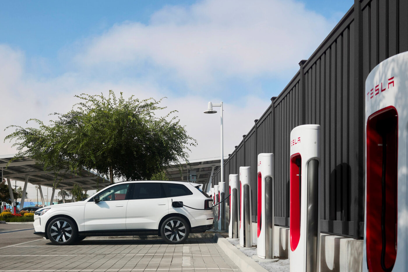 volvo ex90 tesla supercharger usa canada 2024