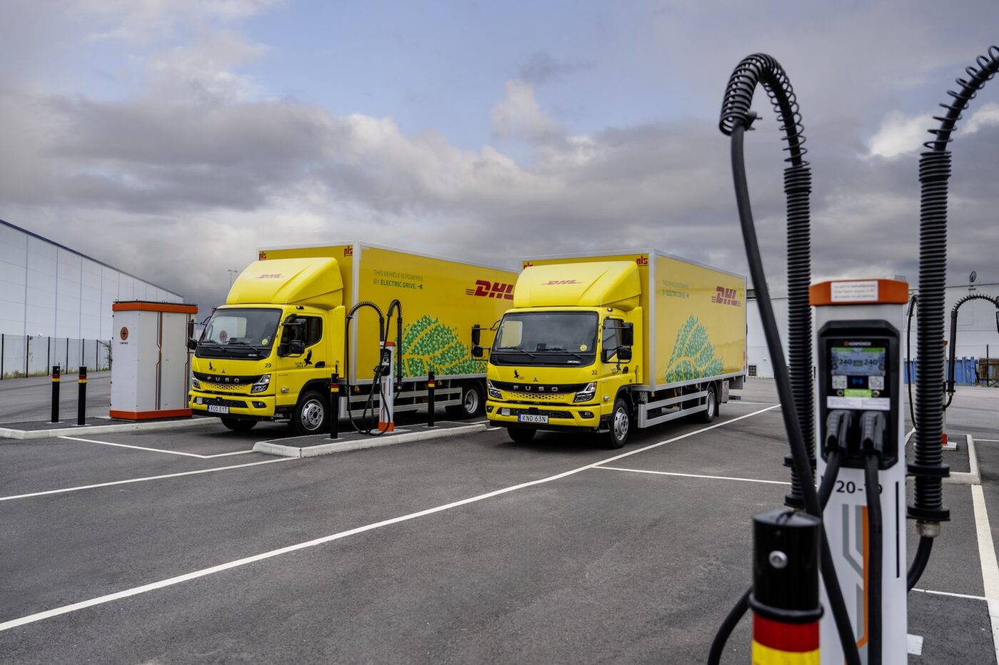 fuso ecanter an ladestation bei falkenklev dhl malmoe 1400x933