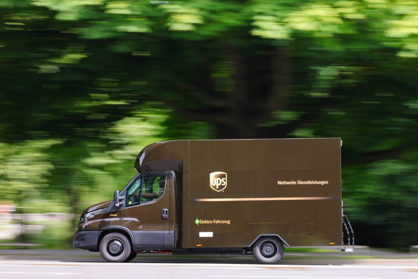 zustellfahrzeug ups delivery vehicle iveco edaily 2024 02