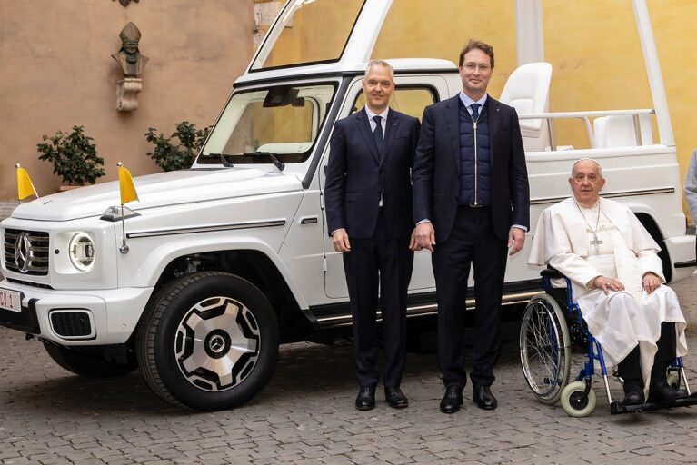 popemobile mercedes g class vatican