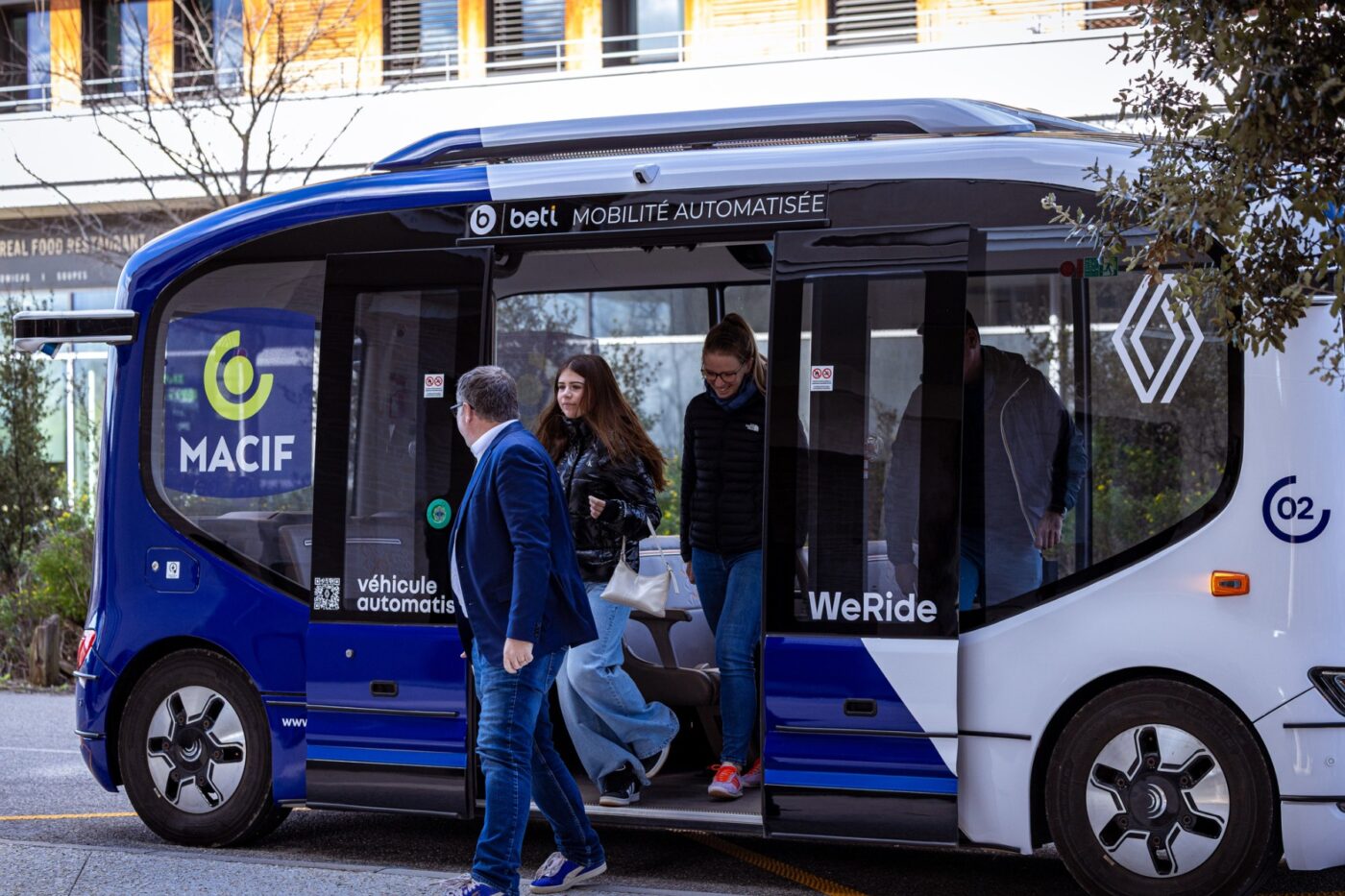 A photograph of a Renault electric miniBus operating in Valence, France